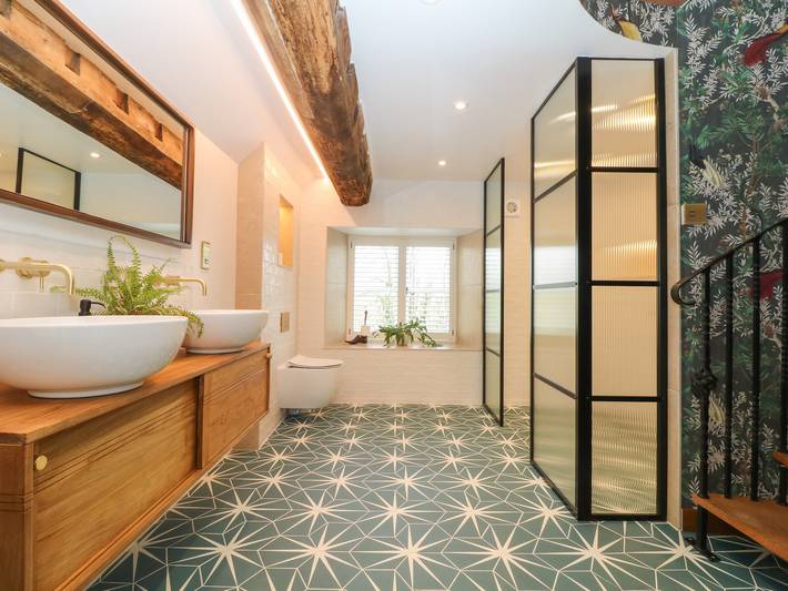 Glamping for 10 people, with sauna and garden as well as pool in Stroud
