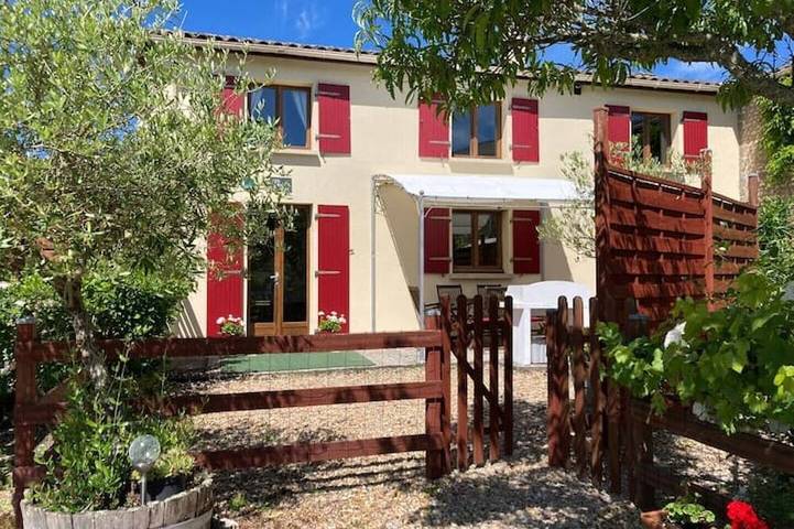 Location de vacances pour 6 personnes, avec jardin ainsi que piscine et terrasse à Chatenet