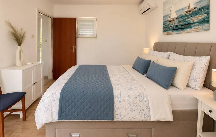Geräumige 200 m² große Wohnung mit Terrasse, Parkplatz und WLAN – 100 m von der Küste entfernt in Hvar