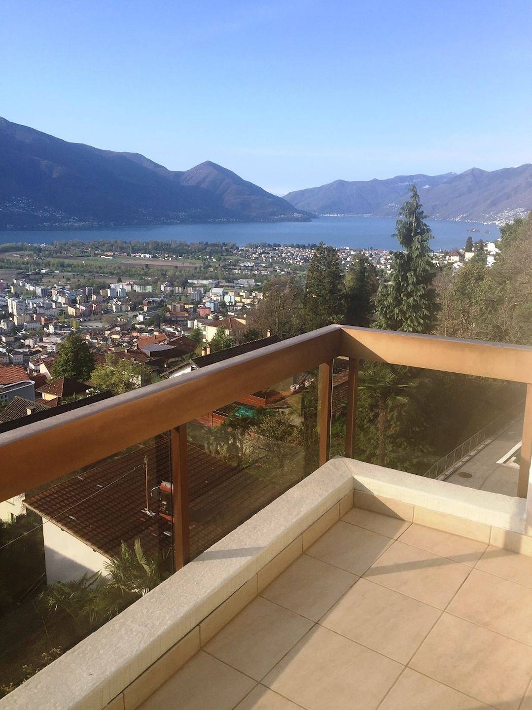 Ganze Wohnung, Eck-Wohnung im 3. Stock für 1-4 Personen. in Orselina, Tessiner Alpen