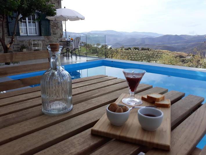 Aluguel de quarto para 3 pessoas, com jardim e varanda e ainda vista and piscina em Portugal