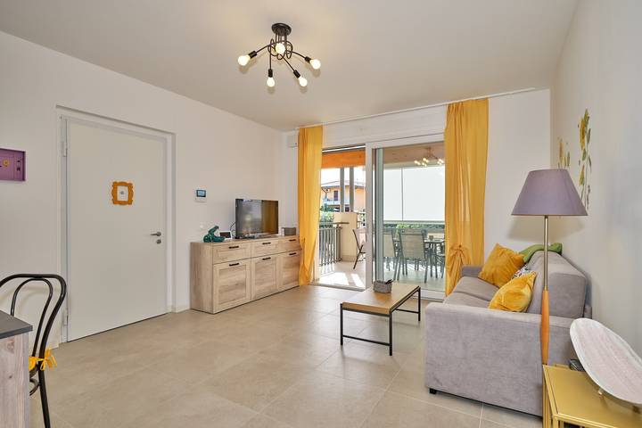 Apartamento entero, Apartamento 'New Casa Tiberio' con piscina compartida, Wi-Fi y aire acondicionado in Lazise, Montañas Garda