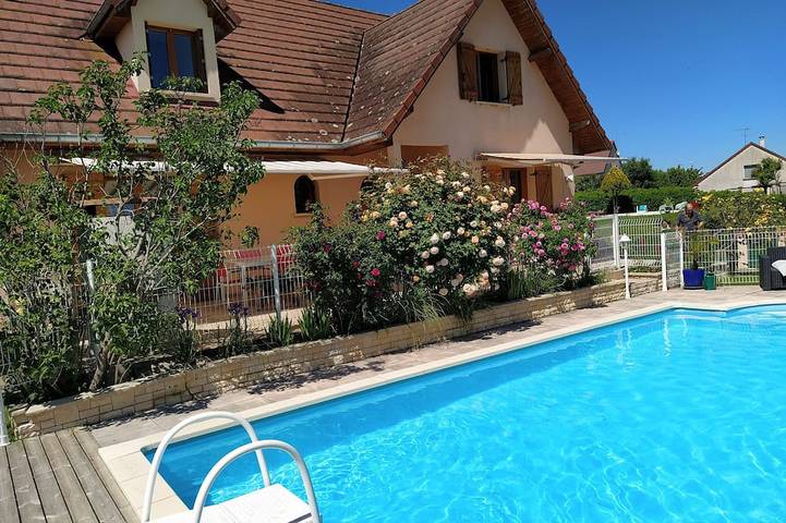 Location de vacances pour 8 personnes, avec Terrasse et Jardin à Courlans