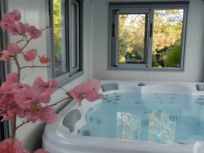 Chambre d’hôte pour 3 personnes, avec piscine et terrasse ainsi que jardin et jacuzzi à Meigné
