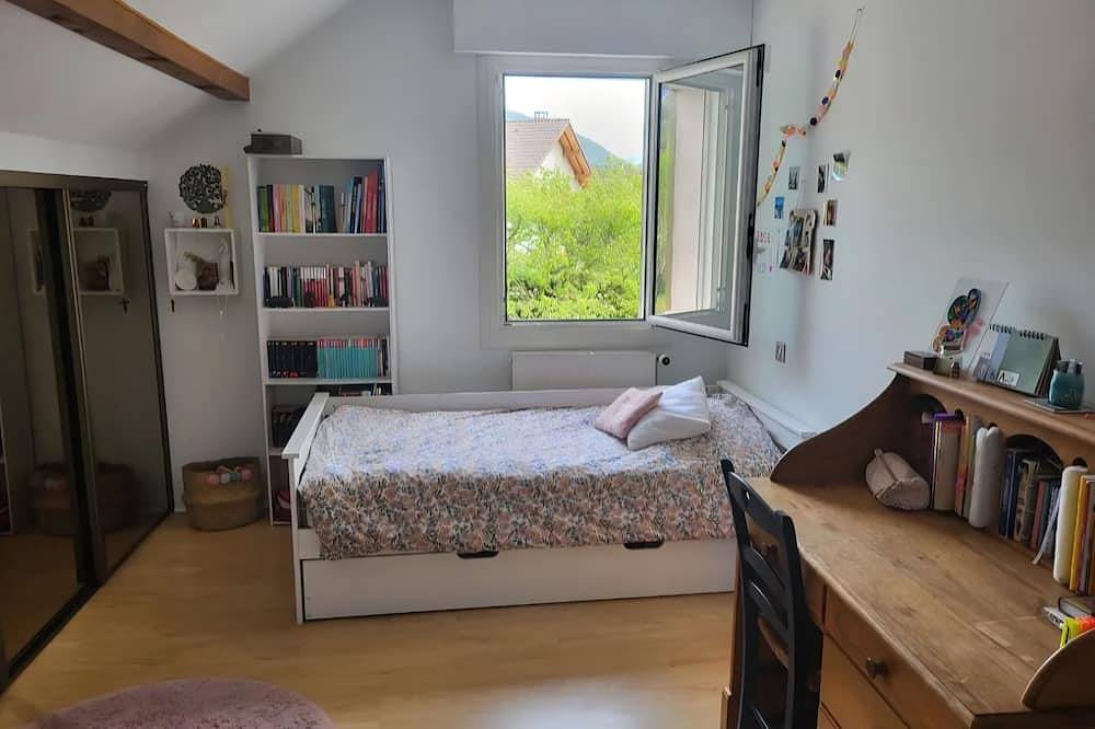 House between lakes and mountains with swimming pool in Saint-Alban-Leysse, Chambéry und Umgebung