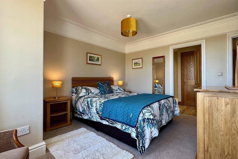 5*property At Harlech Is Situated At The Foot Of The Castle Sleeps 12 in Harlech, Snowdonia