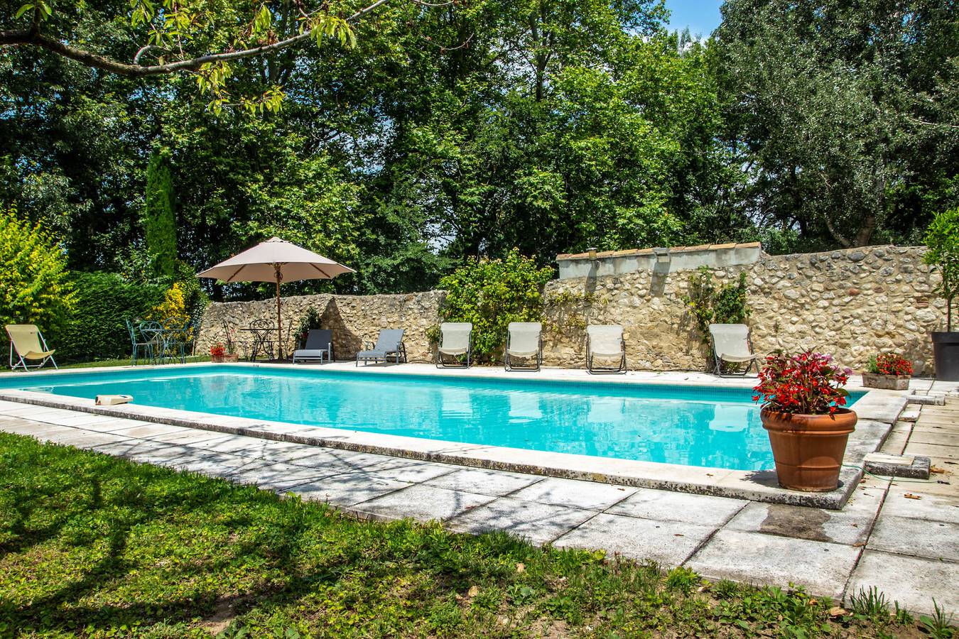 Stunning farmhouse with heated private pool in Provence in Pernes-les-Fontaines, Parque natural regional del Mont Ventoux