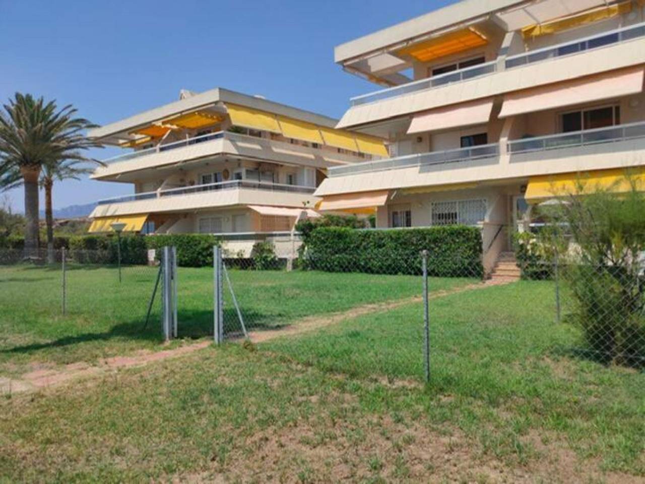 Apartamento entero, Espectacular apartamento en primera línea de mar con acceso directo a la playa, piscina y zonas familiares in Parque de Montroig, Costa Dorada