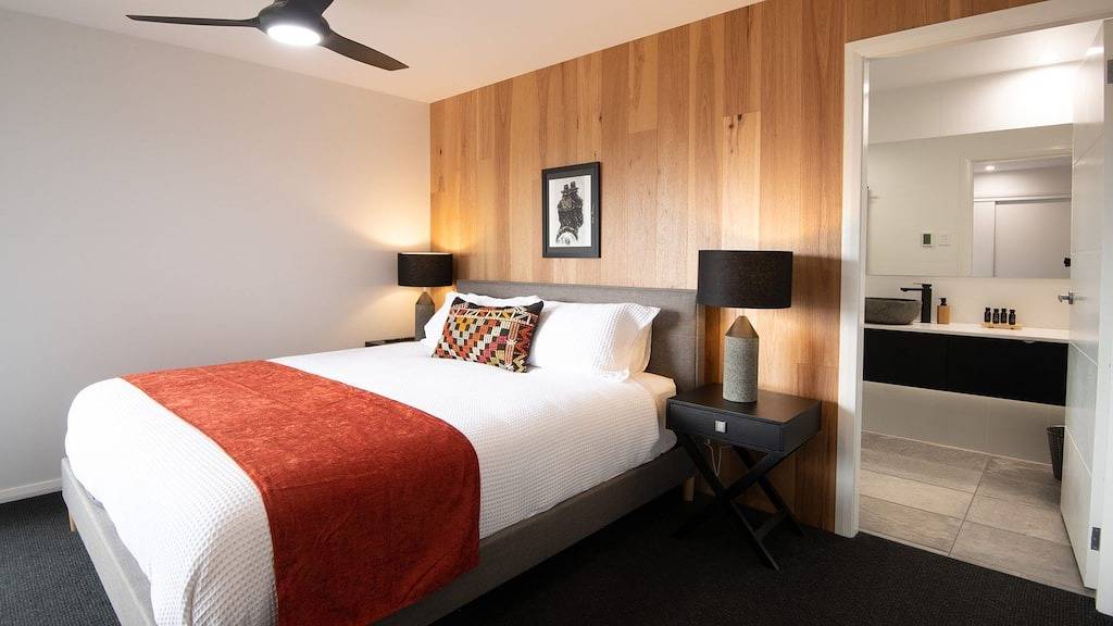 Black Diamond Retreat - Luxury 3Br Home l Lake Views l Fire Pit l Wifi l Bath in East Jindabyne, New South Wales