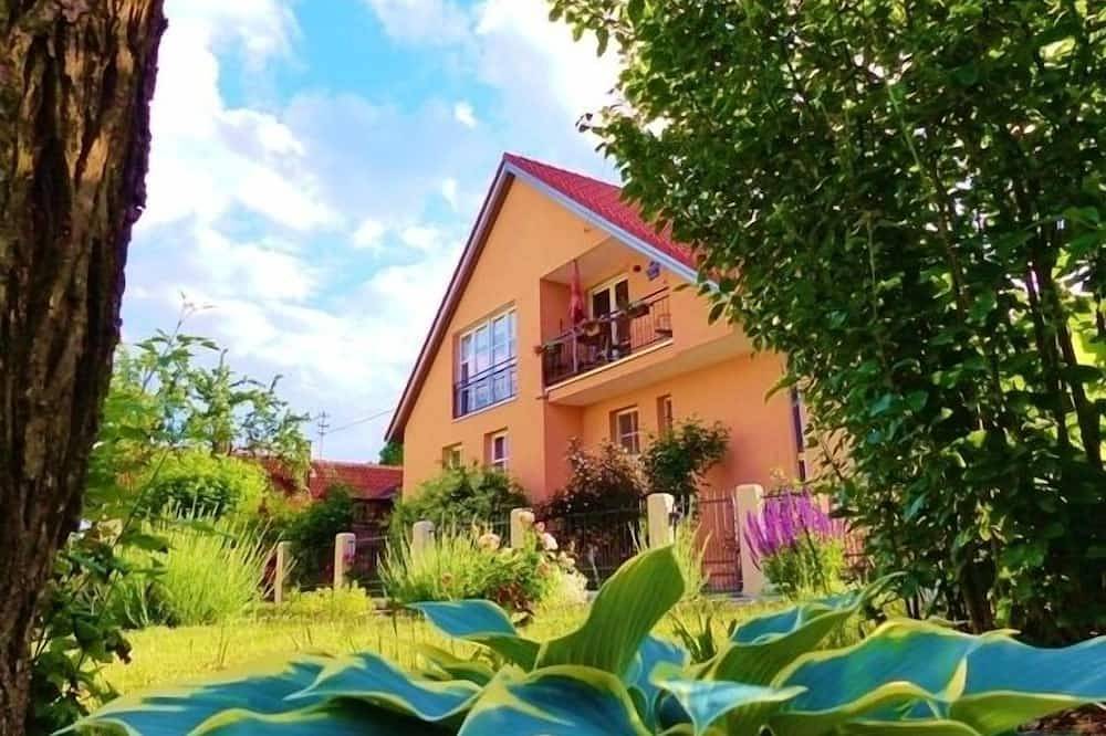 Ganze Wohnung, 115qm große Ferienwohnung mit Balkon und großzügigem Gästegarten in Friesenhausen, Aidhausen