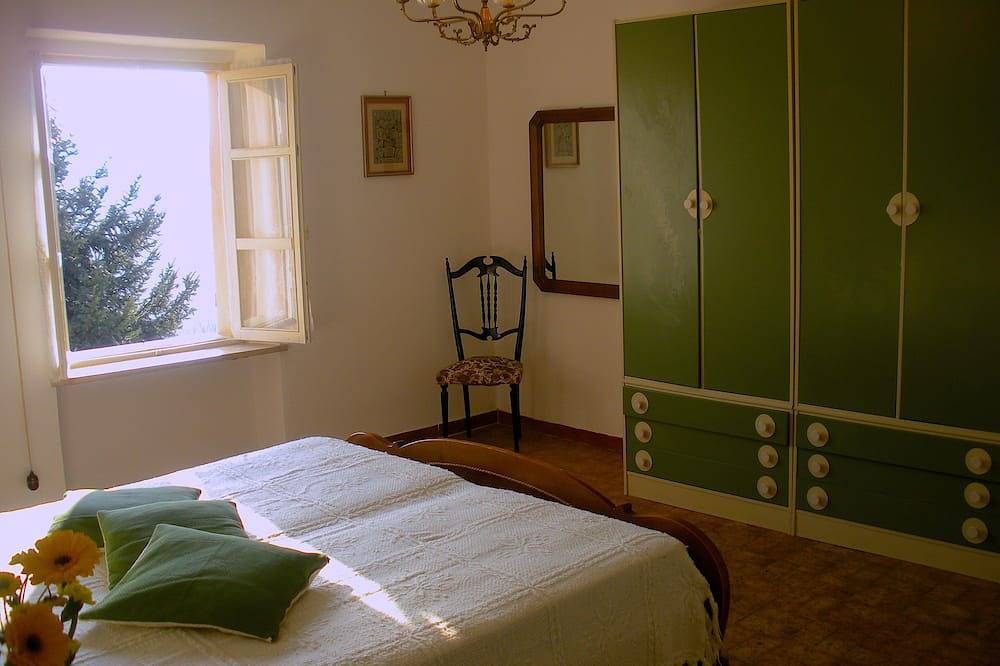 Farmhouse In The Middle Of The Vineyards In Nizza Monferrato in Nizza Monferrato, Province d'Asti