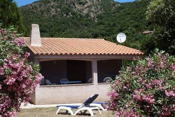 Villa pour 8 personnes, avec piscine ainsi que balcon et jardin, animaux acceptés dans Palombaggia