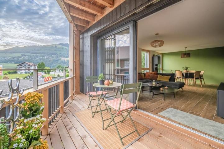 Ferienwohnung für 4 Personen, mit Balkon und Terrasse sowie Pool und Seeblick in Charmey
