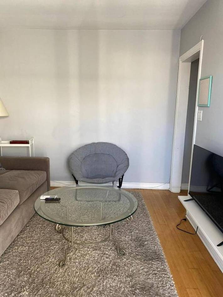 Apartamento entero, Cómodo apartamento de 2 dormitorios en Laval, 2 plazas de aparcamiento, alquiler de coches opcional in Laval, Quebec