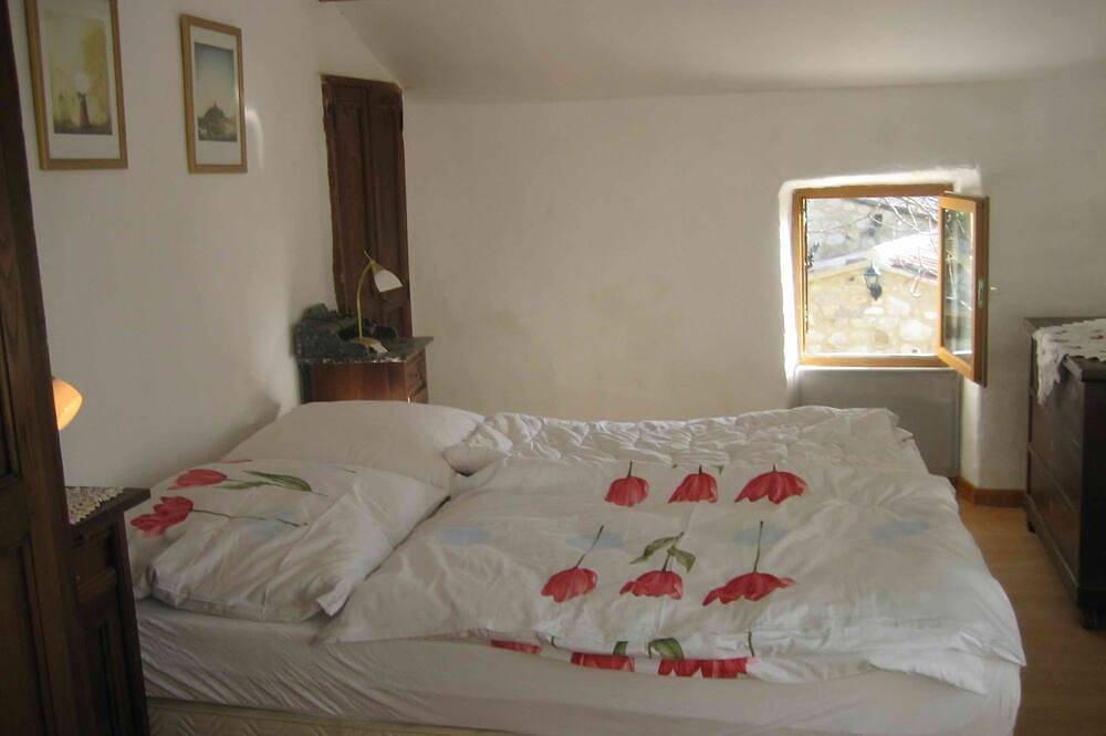 Natursteinhaus in malerischer Aussichtslage im Naturschutzgebiet der Dentelles in Sablet, Vaucluse