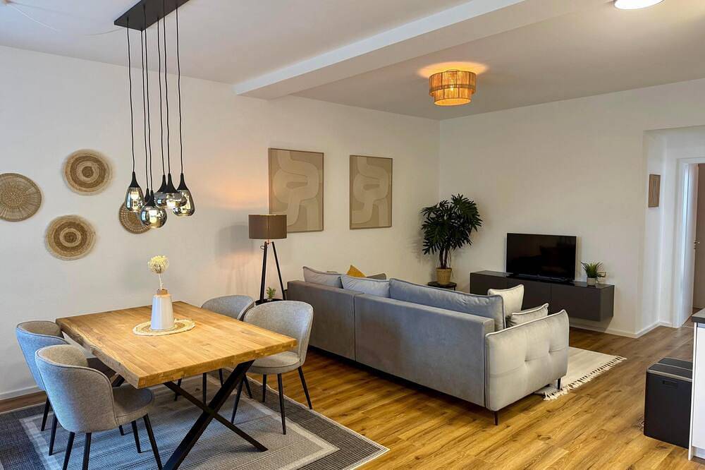 Ganze Wohnung, Exklusive Ferienwohnung im Schloss Espasingen in Espasingen, Stockach