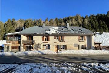 Gîte pour 10 personnes, avec vue et jardin à Lélex