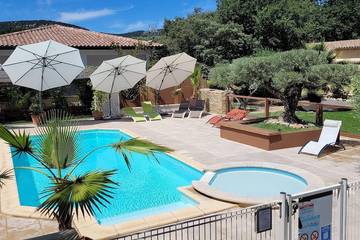 Gîte pour 4 personnes, avec jacuzzi et terrasse ainsi que jardin et piscine à Quissac