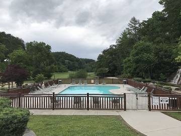 Log Cabin for 18 Guests in Sevier County, Picture 2