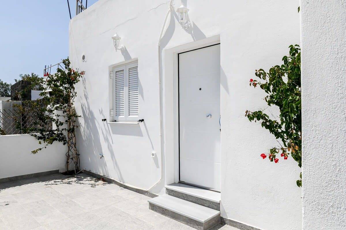 Entire studio, Santorini Life Vibrant Studio Only 50m from the Beach in Perivolos Beach, Perissa