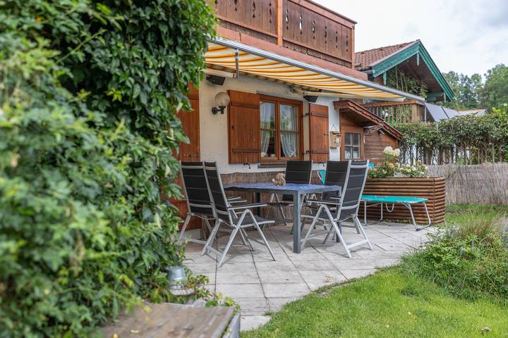 Apartamento entero, Suite Sinja: apartamento vacacional con vistas a la montaña, terraza privada y Wi-Fi in Hausham, Región Alpina de Tegernsee y Schliersee
