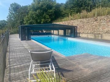 Cottage pour 2 personnes, avec terrasse et jacuzzi ainsi que jardin et piscine, animaux acceptés à Taden