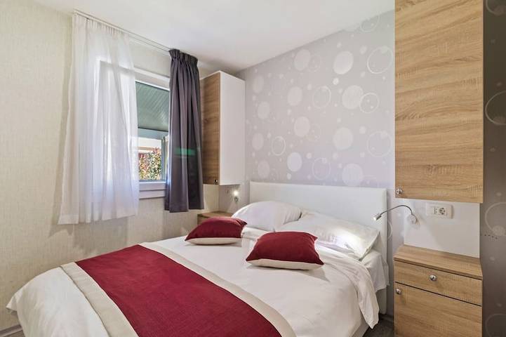 Camping für 6 Personen, mit Terrasse und Garten sowie Pool, mit Haustier in Medulin - 2