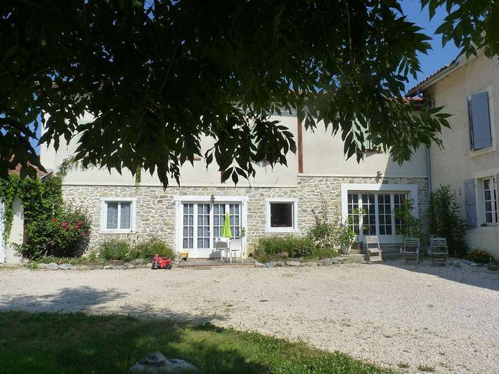 Gîte pour 4 personnes, avec piscine ainsi que jardin et terrasse