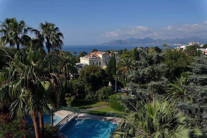 Gîte pour 4 personnes, avec balcon et piscine ainsi que jacuzzi et jardin dans Chateau Et Parc Vallombrosa Cannes