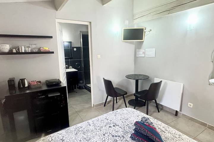 Gîte pour 2 personnes, avec piscine ainsi que jardin et terrasse, animaux acceptés à Grans - 3