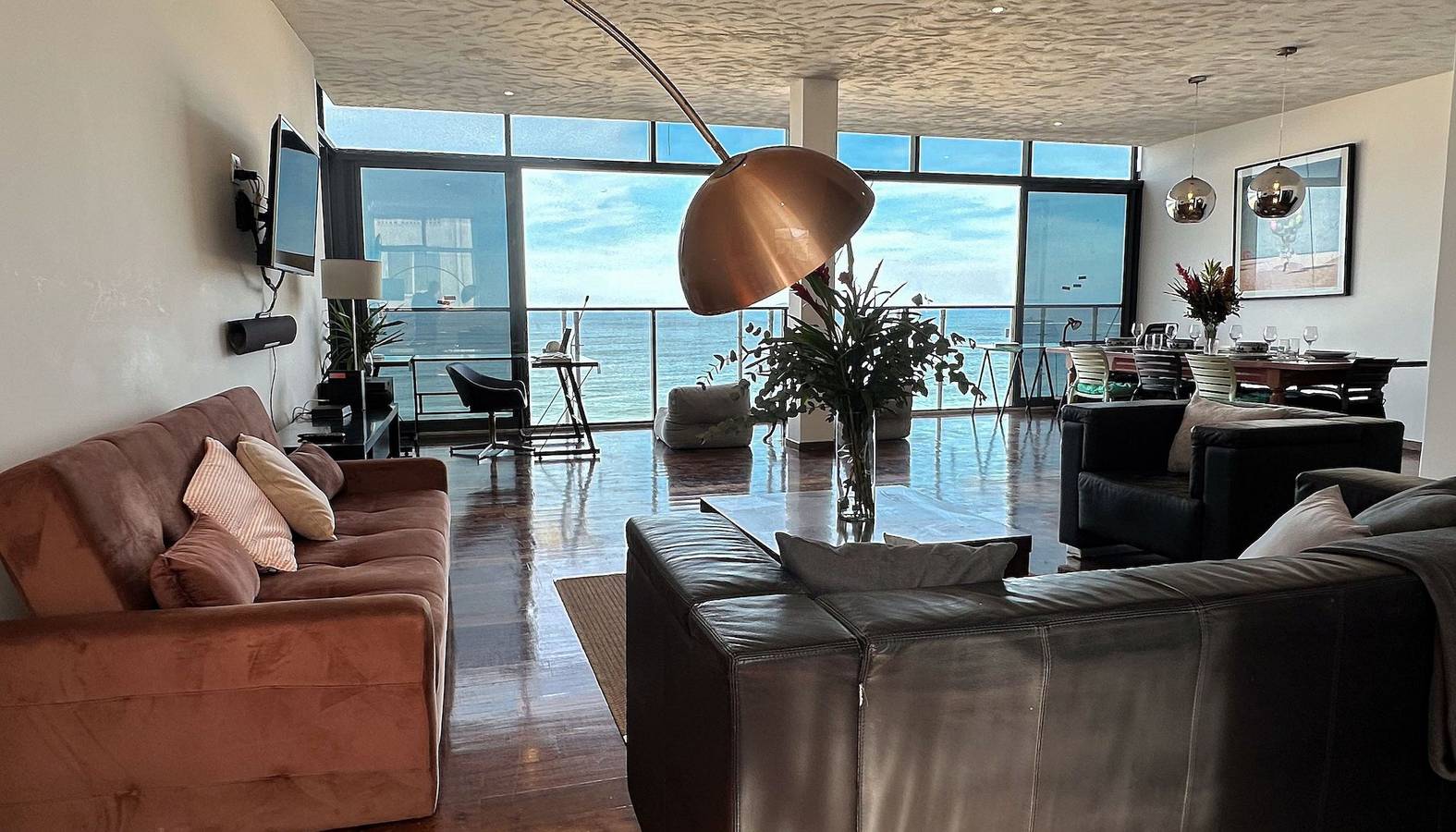 Entire apartment, Beautiful 3 bedroom apartment facing the sea in Copacabana, Rio de Janeiro