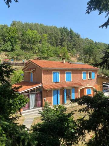 Cottage pour 3 personnes, avec terrasse et vue ainsi que jardin et piscine à Chassiers
