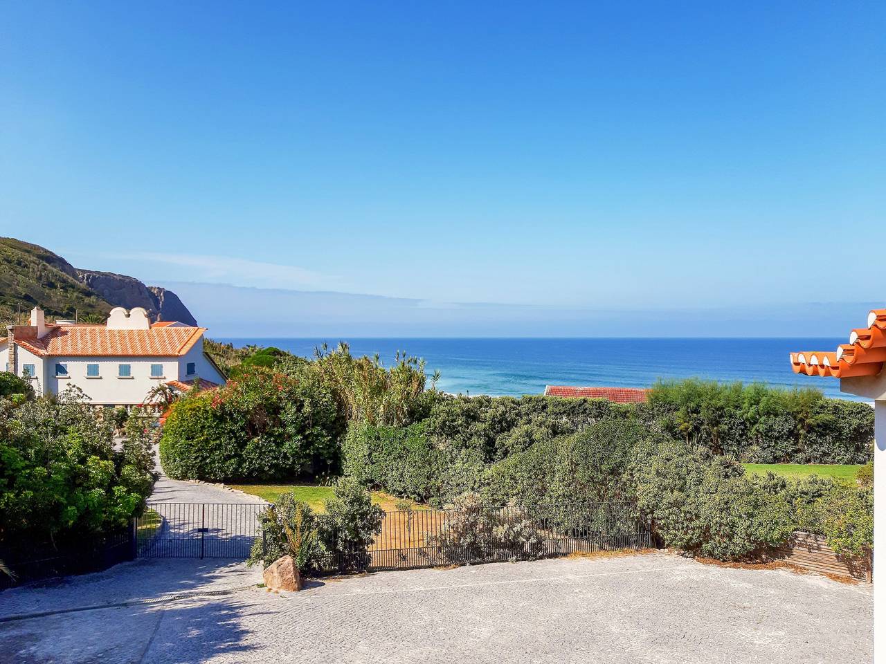 Casa de Férias 'Casa Nau Em Frente À Praia' com Vista Mar, Jardim Privado e Wi-Fi in Colares, Costa de Lisboa