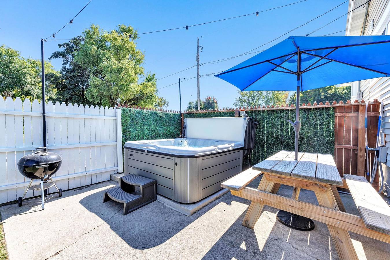 Lazy River Villa - Hottub! Fenced Yard! Sleeps 11! in Condado de Oconto