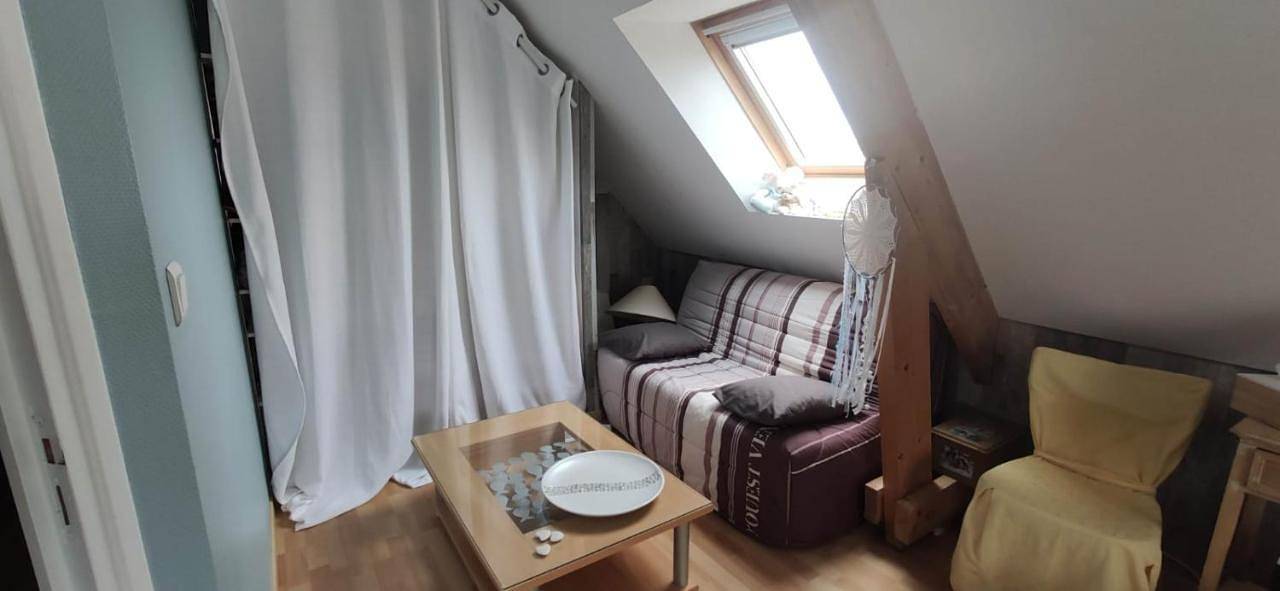 Appartement de vacances entier, Double Room with Private External Bathroom in Changé, Sarthe