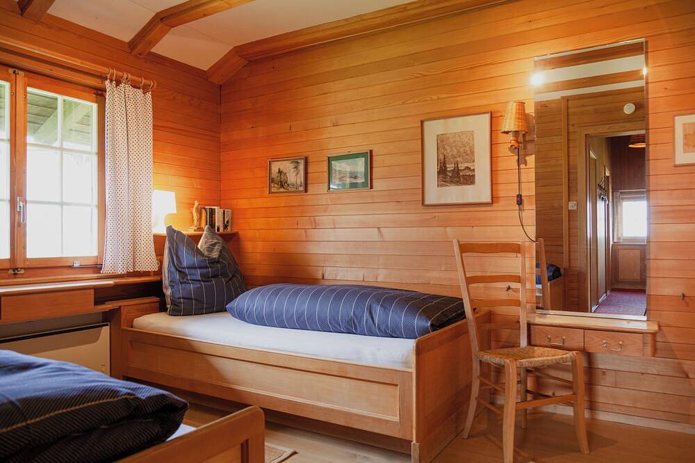 Charming 3-bedroom chalet in Aeschi 15min from Interlaken in Aeschi bei Spiez, Thunersee