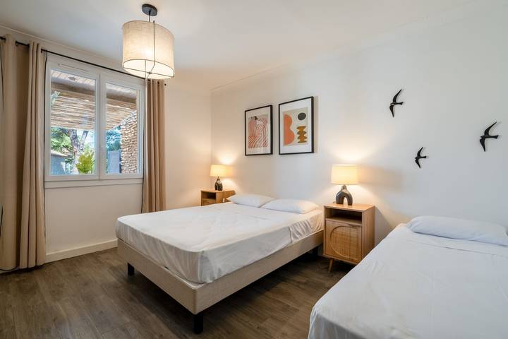 Gîte pour 5 personnes, avec jardin ainsi que piscine et terrasse, adapté aux familles à La Roque-sur-Pernes - 4