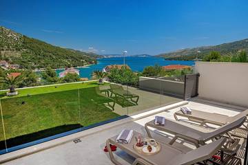 Villa für 8 Personen, mit Balkon und Garten sowie Sauna in Marina