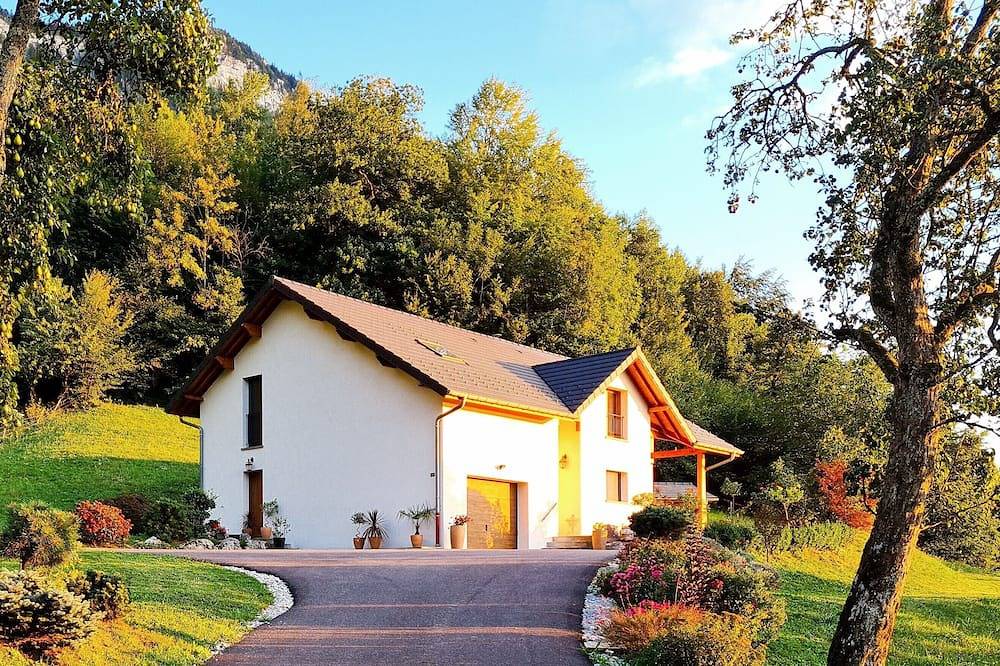 4-star gîte, 10 people, with Spa, 2 minutes from the lake. Lake view. in Aiguebelette-le-Lac, Chambéry region