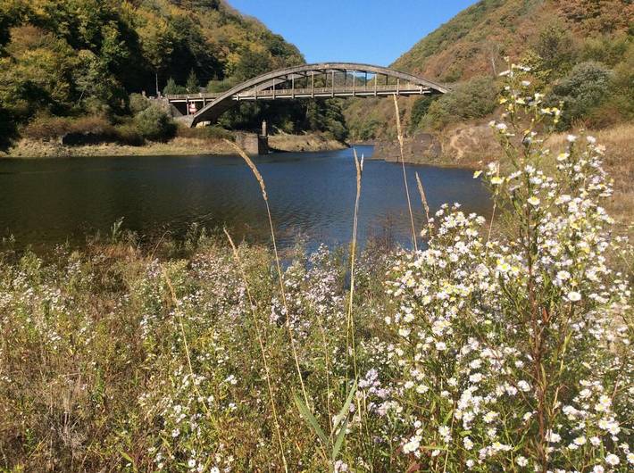 Tente pour 4 personnes, avec terrasse ainsi que vue et jardin dans le Cantal - 4