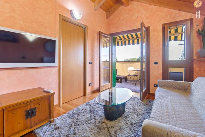 Apartamento inteiro, Apartamento 'Orange House' com vista para a montanha, terraço privado e acesso Wi-Fi in Viggiù, Município de Viggiù