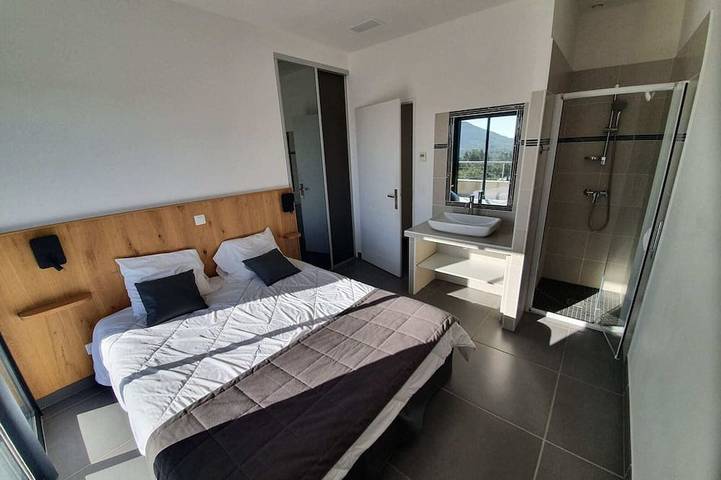 Apartamento entero, Casa 3, piscina 29 °, jacuzzi, vista al mar, playa 800 m, sauna hammam, río in Sainte-Lucie de Porto-Vecchio, Zonza