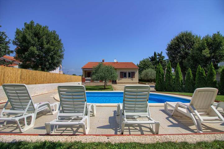 Ferienhaus für 8 Personen, mit Terrasse und Pool