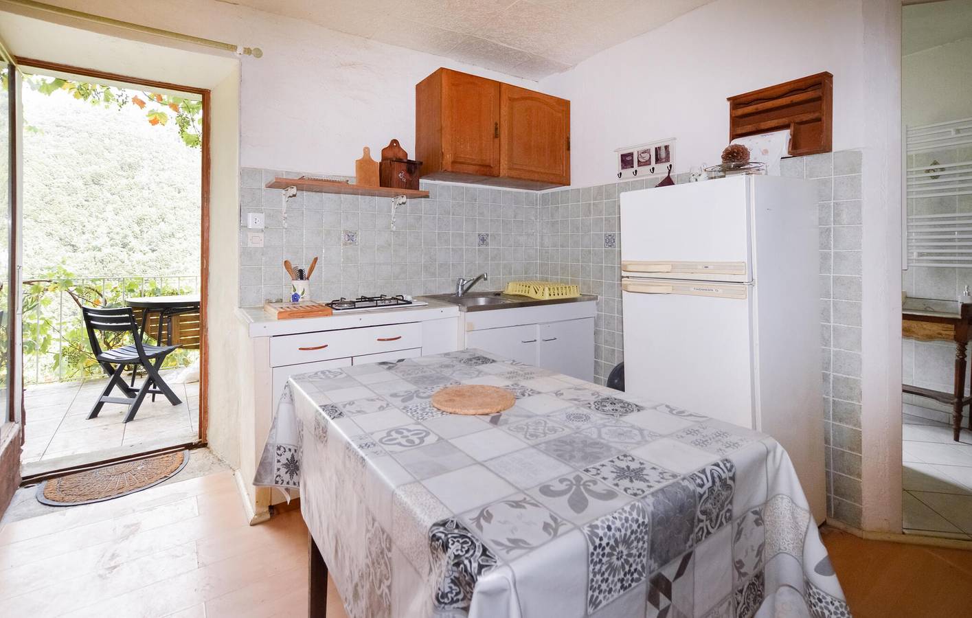 Entire holiday apartment, Cozy Terrace Apartment near Sant'Andréa-di-Bozio Center in Sant'Andréa-di-Bozio, Parc naturel régional de Corse