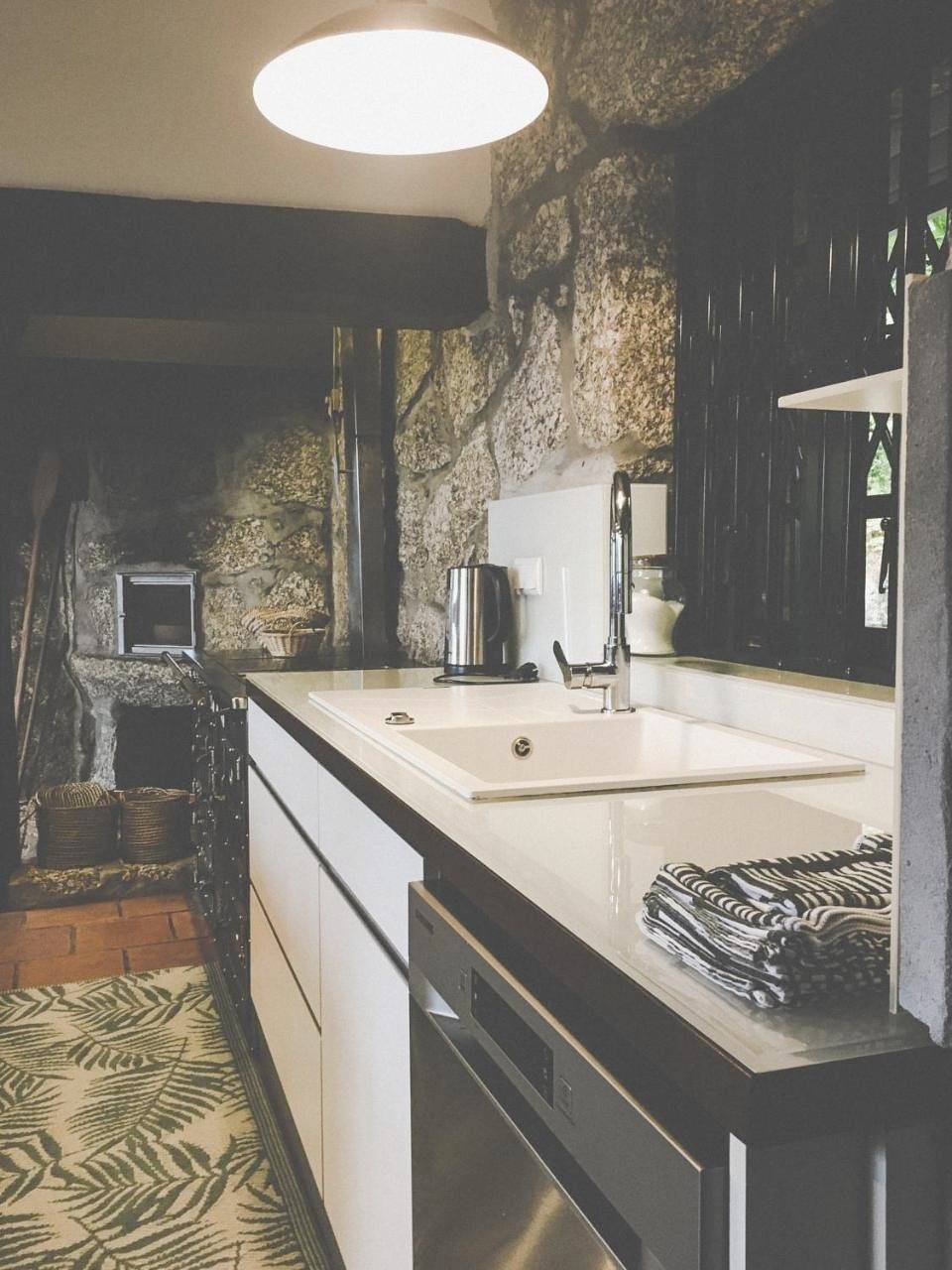 Four-Bedroom House in Bouro (Santa Maria), Distrito de Braga