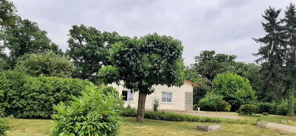 Location de vacances pour 6 personnes, avec Terrasse et Jardin à Saint-Quentin-de-Chalais