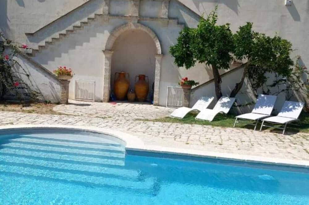 Villa Encantaimeto dimora Bouganville. in Latiano, Salento