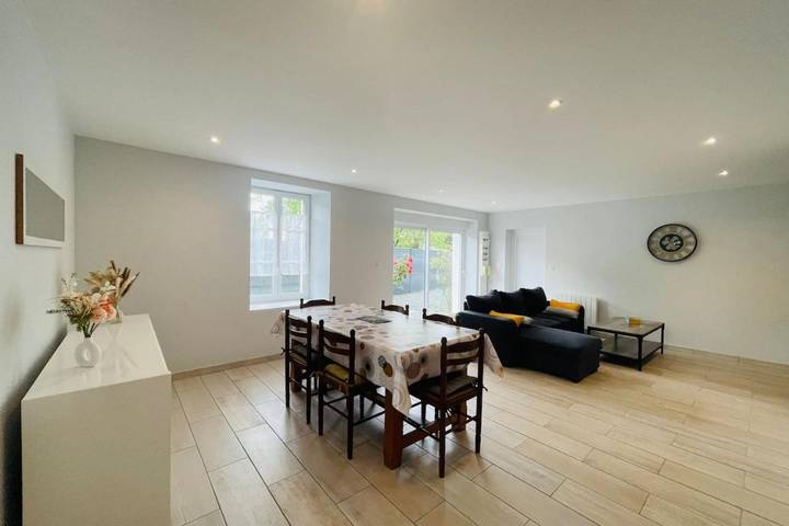 Location de vacances pour 6 personnes, avec jardin et terrasse à Asnières-la-Giraud - 2