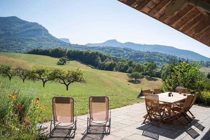 Apartamento 'La Grange Aux Ecureuils 4 Pers' con vistas a la montaña, terraza y jardín privado in Montagnole, Chambéry region