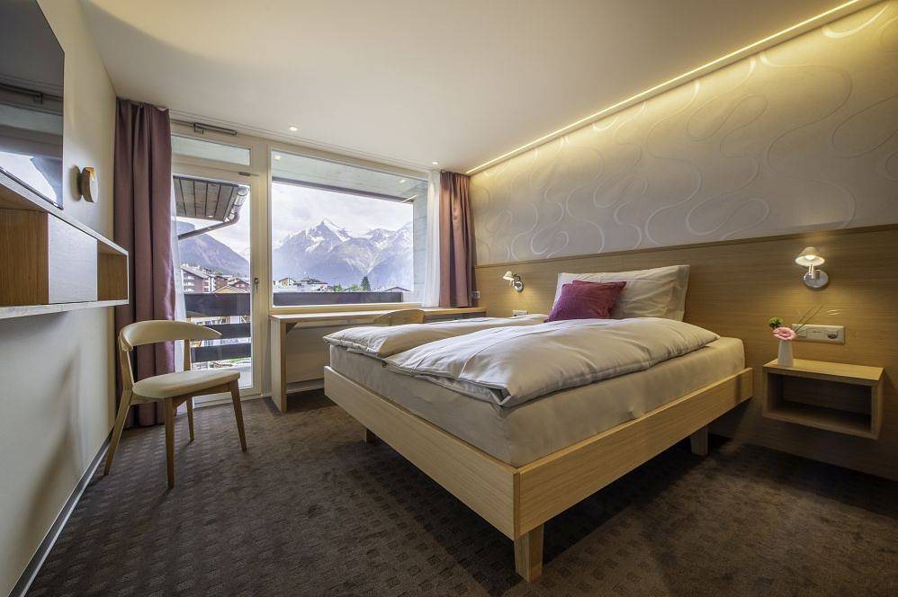 Hotel Gädi - Doppelzimmer Economy mit Balkon in Grächen, Walliser Alpen